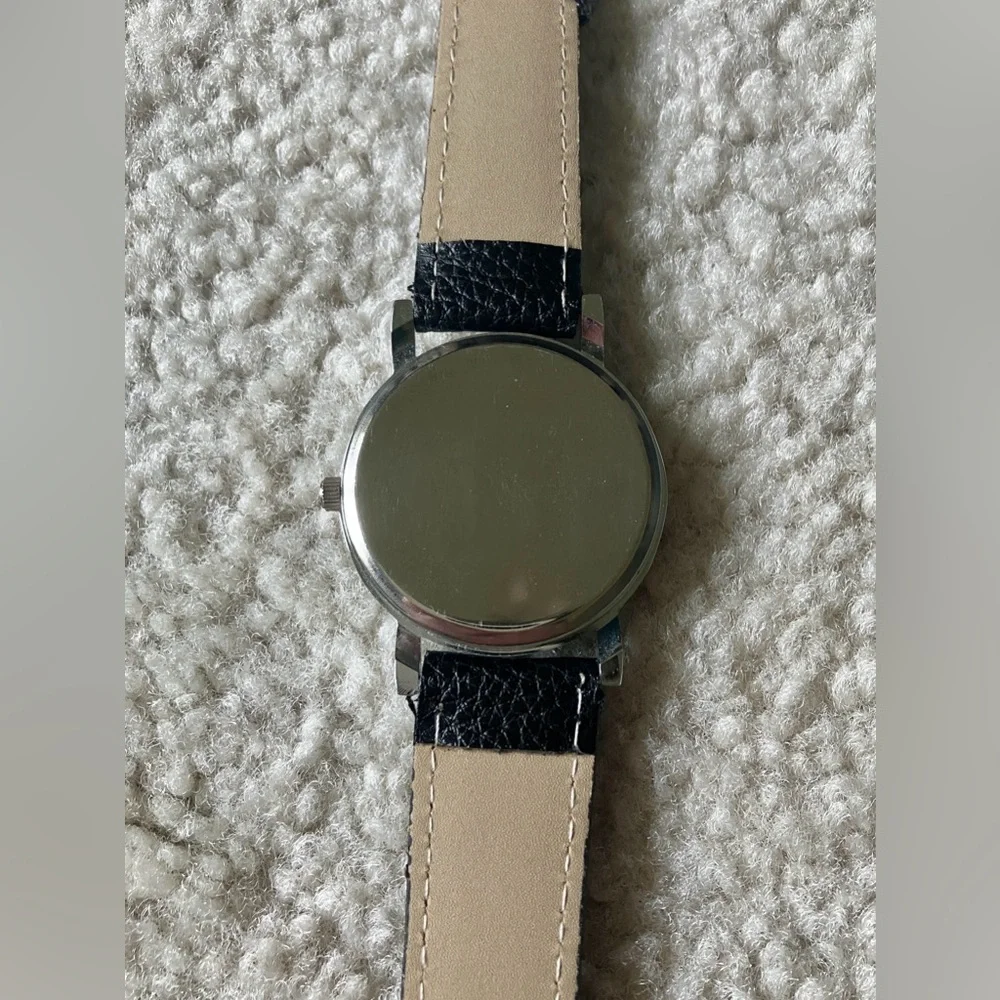 Bundle of 2 retro analogue quartz watches